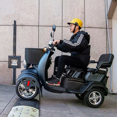 Domyślny pojazd elektryczny na cztery koła mały skuter trójsiedzący regulowany pojazd elektryczny dla dorosłych i osób starszych do wypoczynku